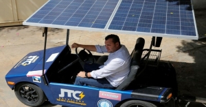 In Maracaibo, the once wealthy Venezuelan oil city, two innovators are trying to push a new trend: small electric solar-powered cars.