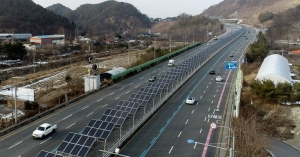 A 5.5-miles-long solar panel bike path sitting in the middle of an eight-lane highway connects Daejeon and Sejong city in South Korea.