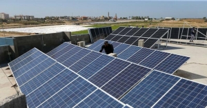 To deal with blackouts in Gaza, many switch on diesel generators, but more and more people are now turning to solar power to keep the lights on.