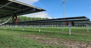 Vattenfall in Netherlands is building a solar park where solar panels are combined with cultivation to show that farming and solar panels can go well together.