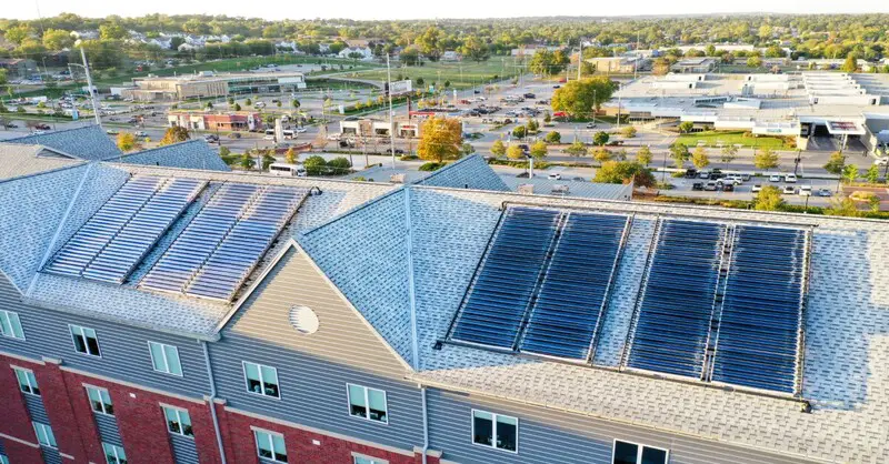 Creighton University has equipped a new student residence with solar heat collectors generating an annual peak capacity of 69.9 kW thermal energy.