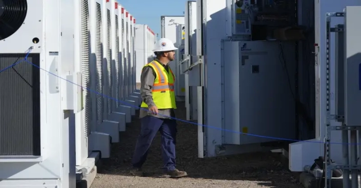 ptp-031924-3 The US is rapidly adding batteries to store energy at large scale. Increasingly, these are getting paired with solar and wind projects.
