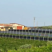 The Cantine Vaccaro vineyard lives in perfect harmony with photovoltaic panels, a part of the “Agrivoltaico Open Labs” initiative in Italy.