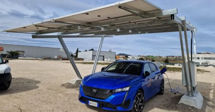 The municipality of Falconara Marittima, Italy, has installed a free off-grid PV shade for electric vehicle charging at no cost to users.