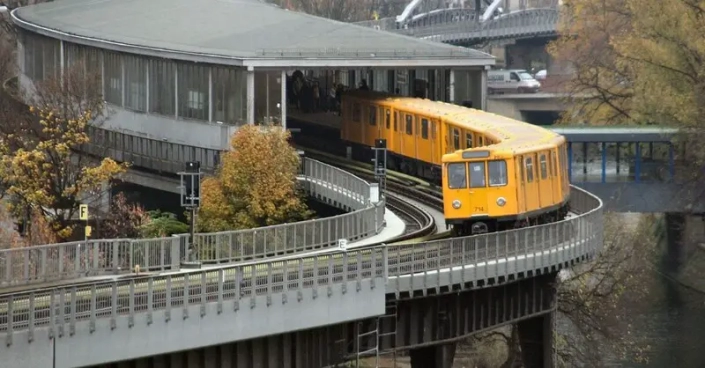 Elevated metro stations may highly benefit from rooftop solar power generation combined w/ battery storage, new research from China suggests.