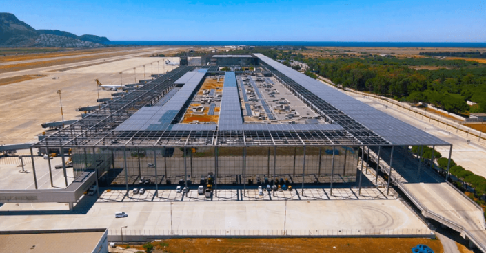 ptp-071524-6 Dalaman Airport has unveiled the world’s largest solar roof, setting a new standard for renewable energy use in aviation.