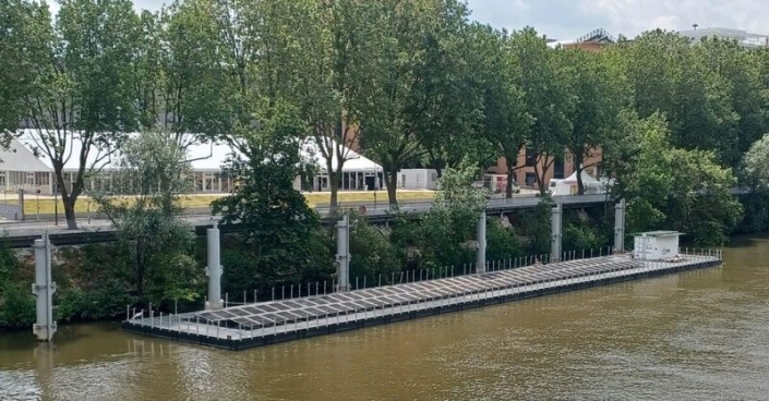 ptp-080724-4 Transported 900 metres along the Seine, a 78 kW temporary photovoltaic power plant has docked at the Athletes’ Village